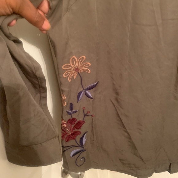 Button down blouse - Picture 2 of 4